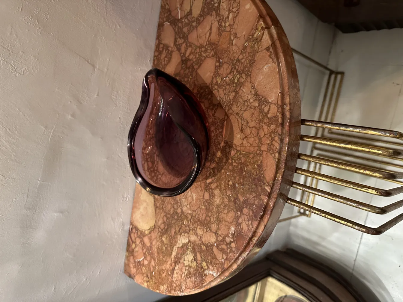 cristal de murano antiguo en forma de gota sobre mesa