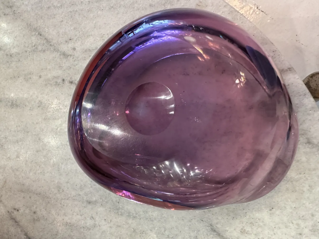 antiguo cristal de murano morado en forma orgánica