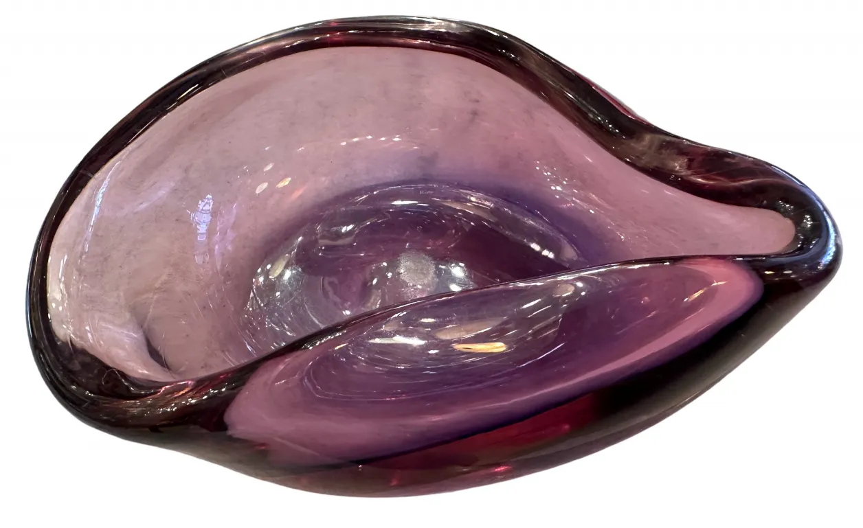 antica ciotola decorativa in vetro di murano con forma morbida e tonalità viola