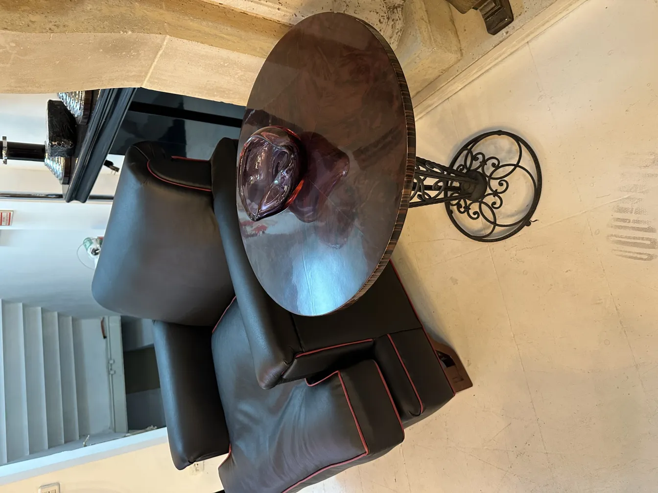 decorazione antica in vetro di murano in un soggiorno