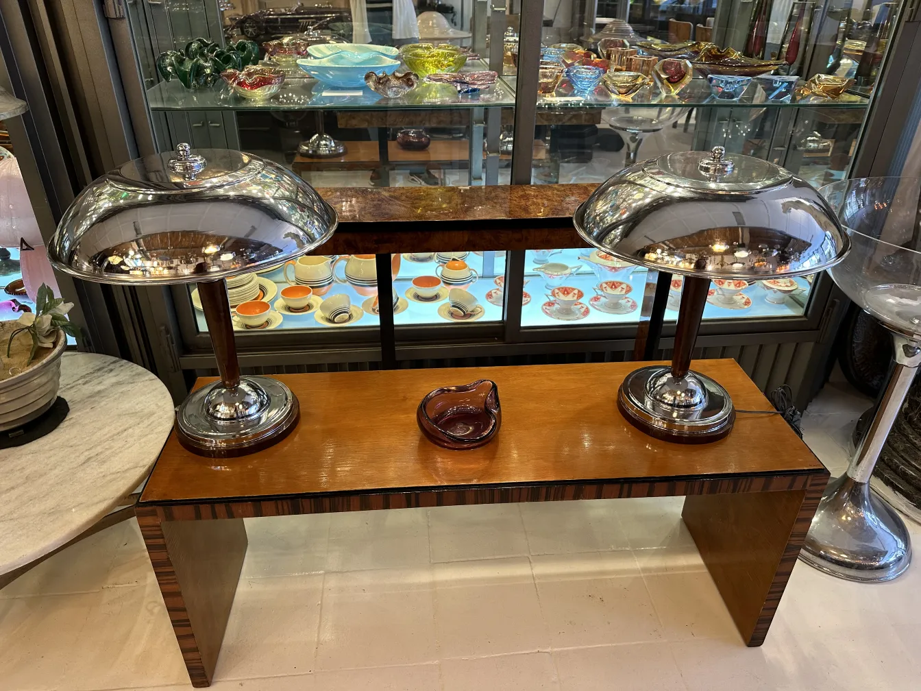 古老的穆拉诺玻璃装饰品，背景多样。