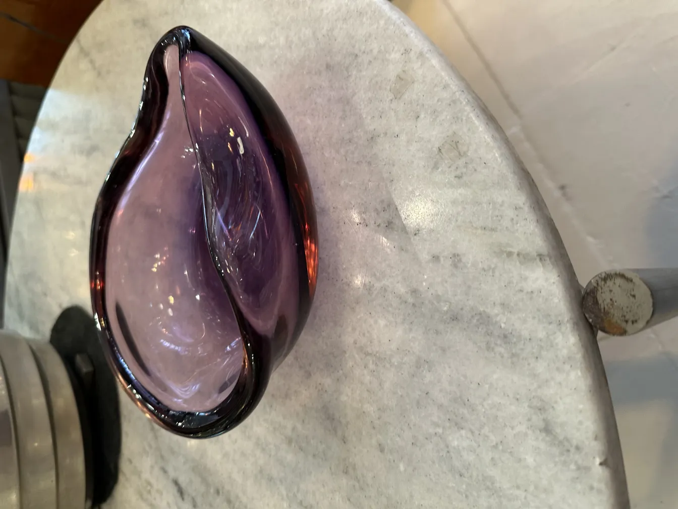 ancien cristal de murano en forme de goutte avec des teintes violettes