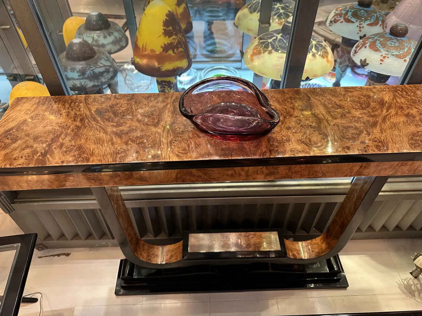 фигура из муранского стекла фиолетового цвета на столе