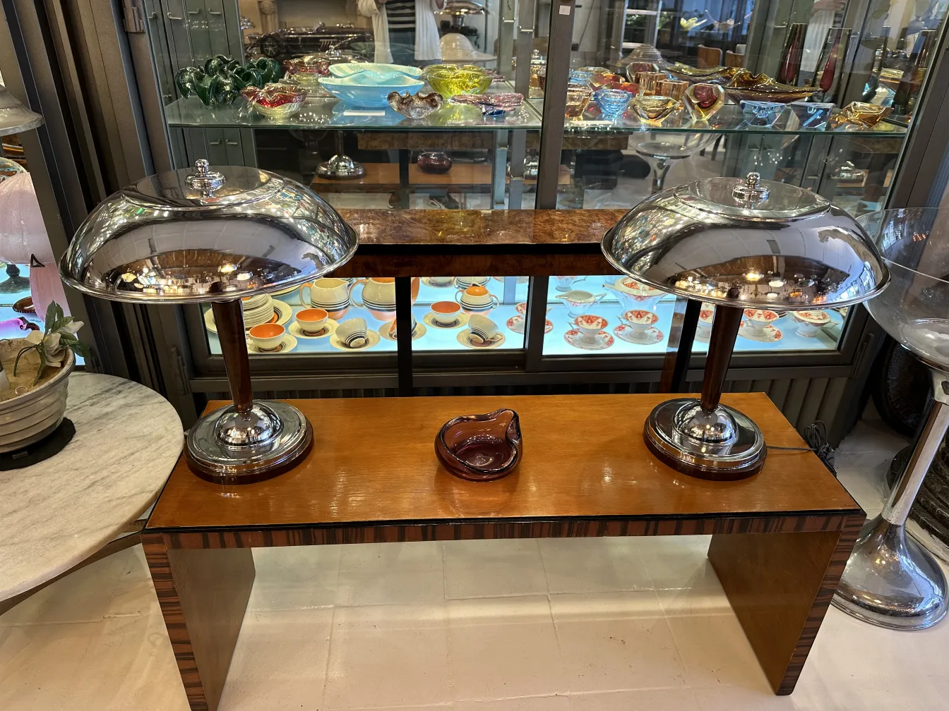 paio di lampade antiche con base in vetro di murano e tavolo decorativo