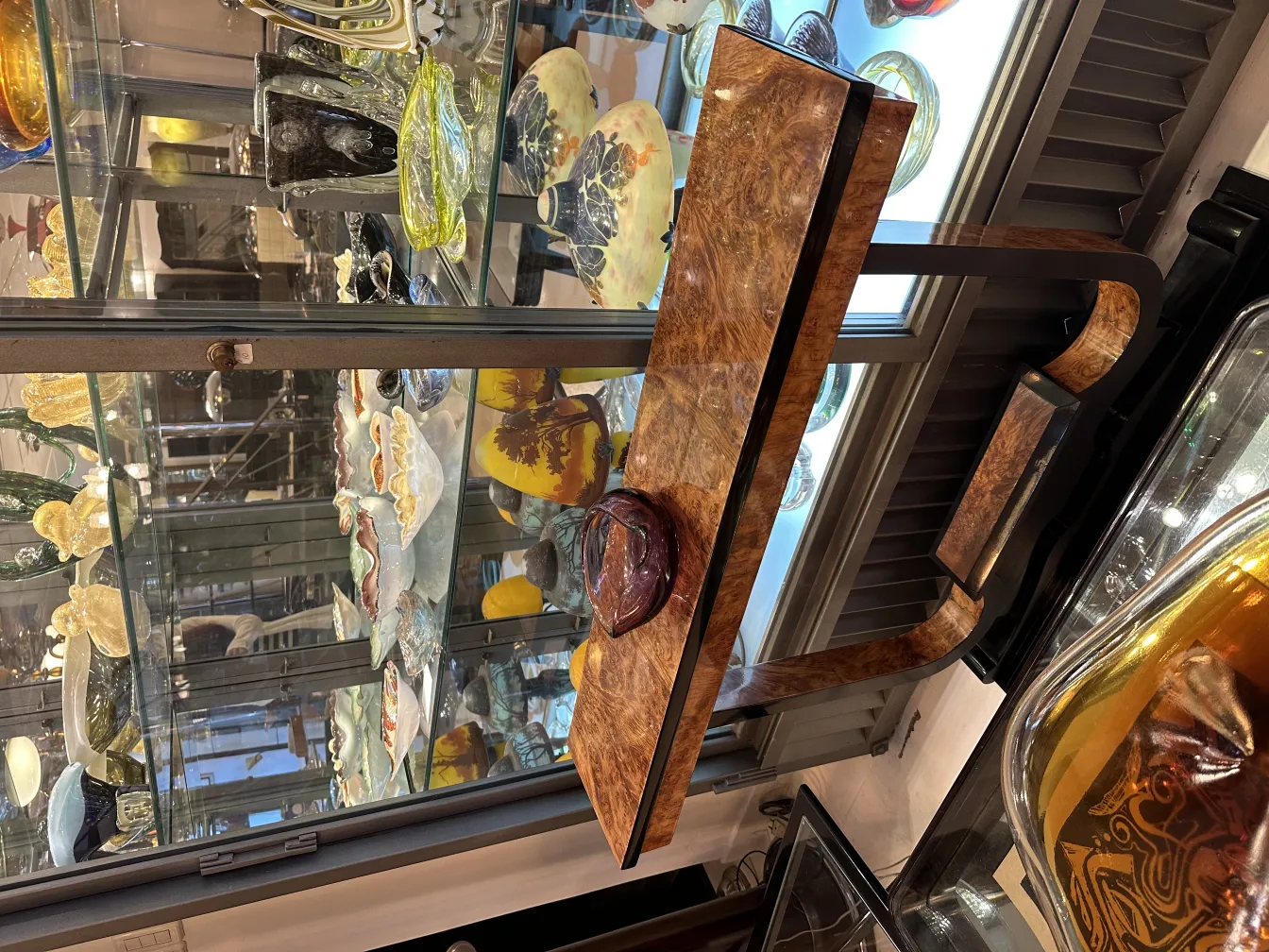 他の装飾アイテムと一緒に棚の美しいムラーノガラス