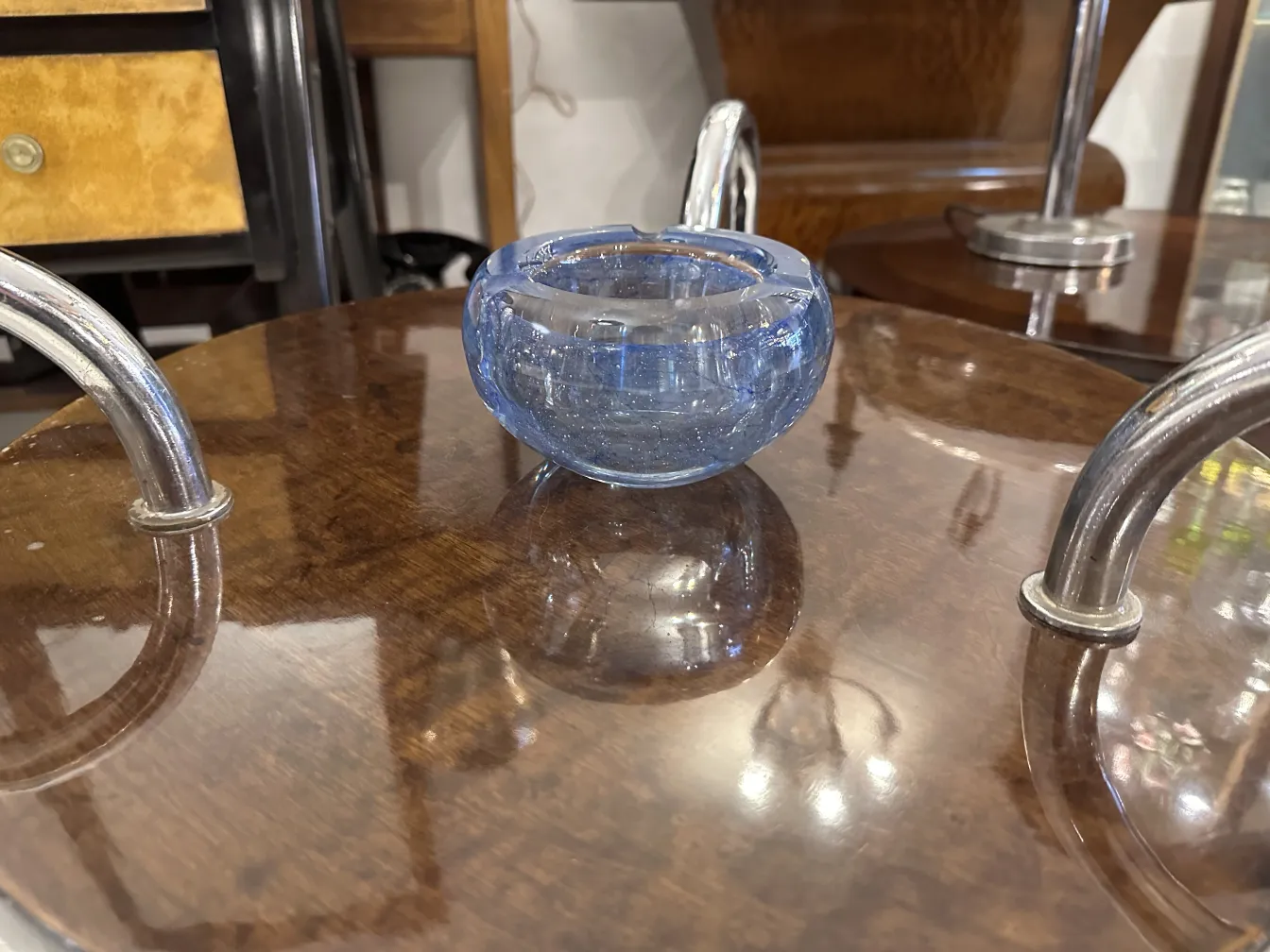 pequeño recipiente azul de cristal de murano sobre mesa