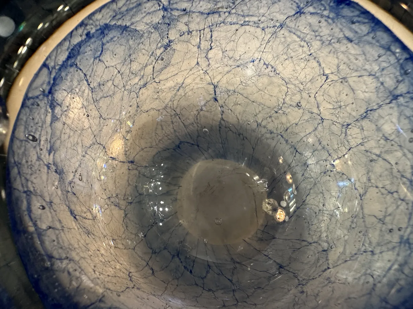 ciotola in vetro di murano antico con dettagli blu