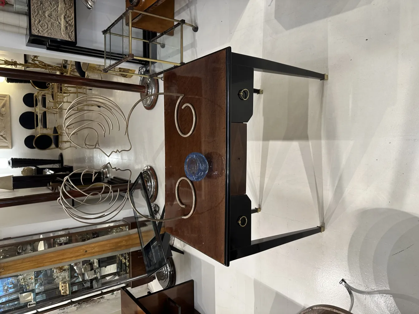 光滑的古董穆拉诺玻璃在装饰桌上