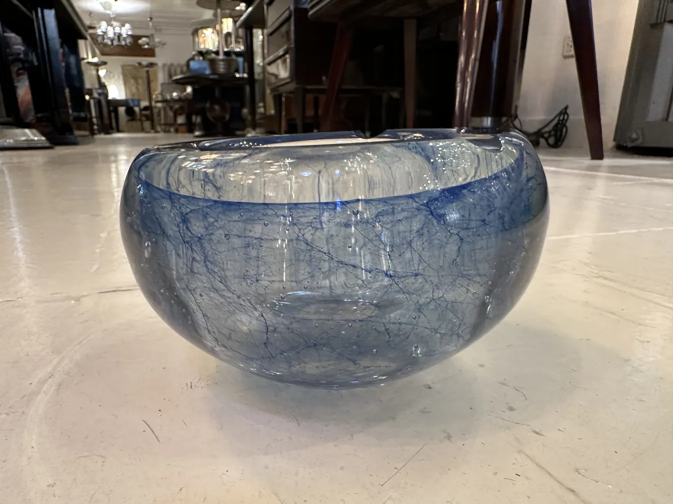 tigela antiga de cristal de murano azul com veios
