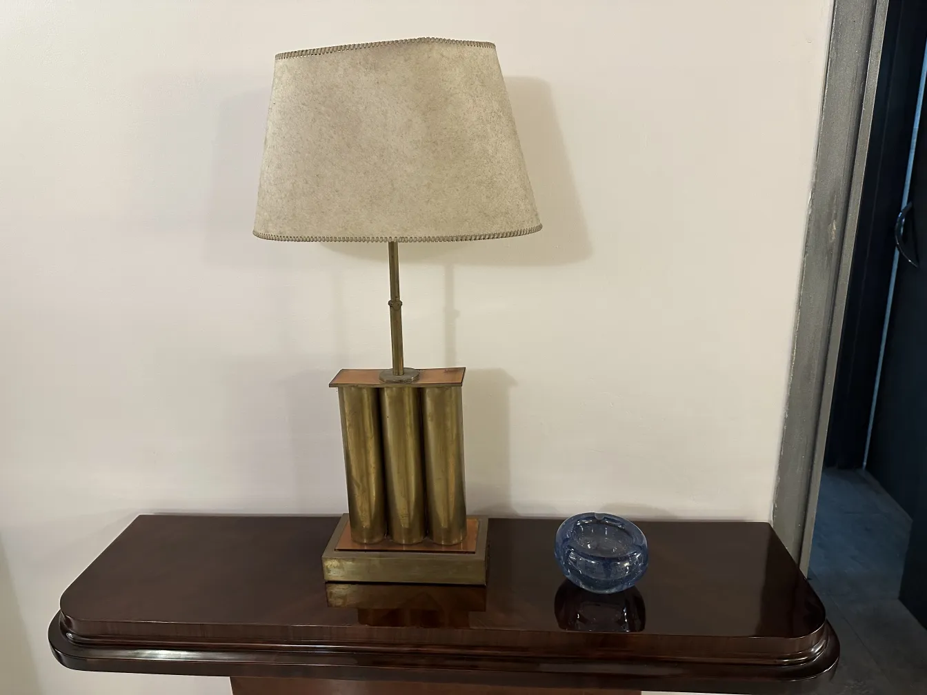 pièce décorative en cristal de murano sur une table