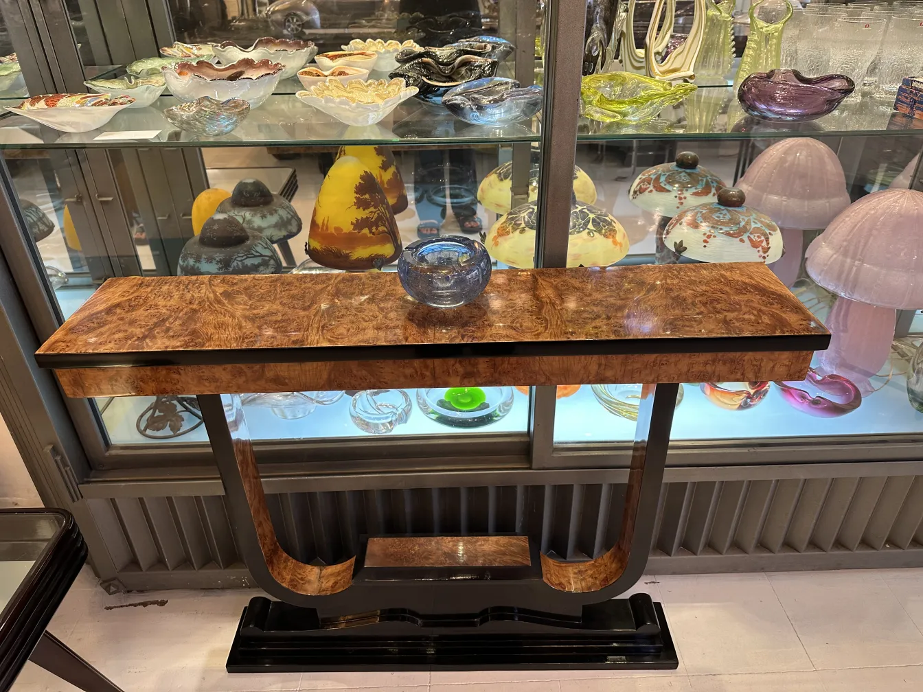 ancien cristal de murano dans une vitrine colorée