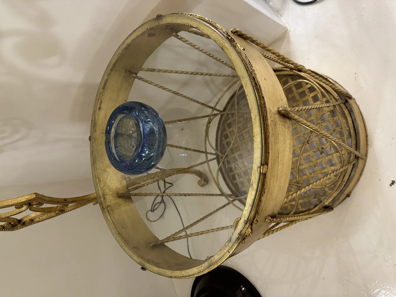 peça antiga de cristal de murano azul em mesa redonda