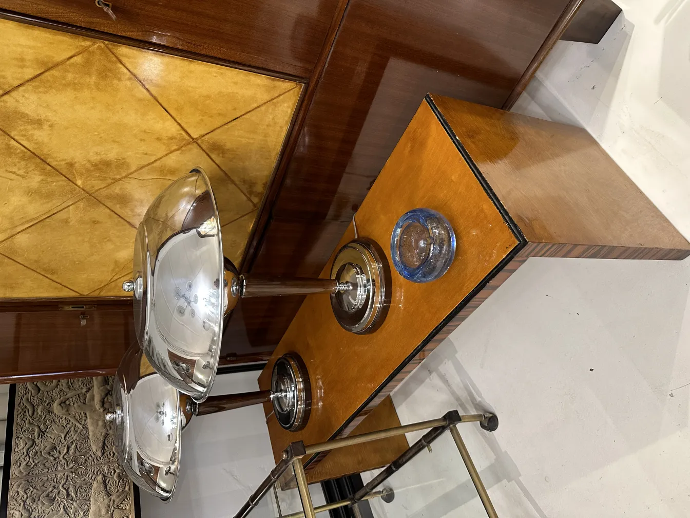 Antico vetro di Murano su un tavolo in legno