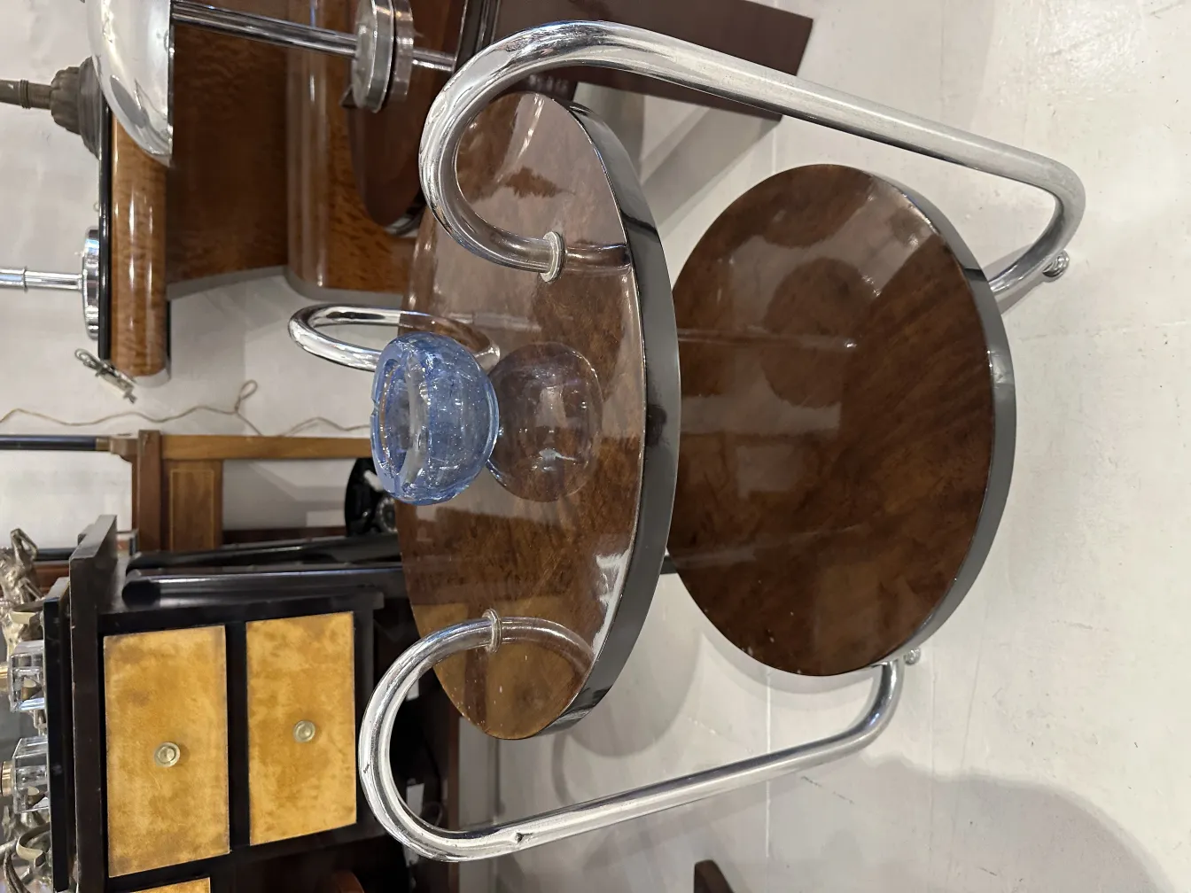 cristal de murano antiguo con un diseño decorativo distintivo, colocado sobre una mesa de madera