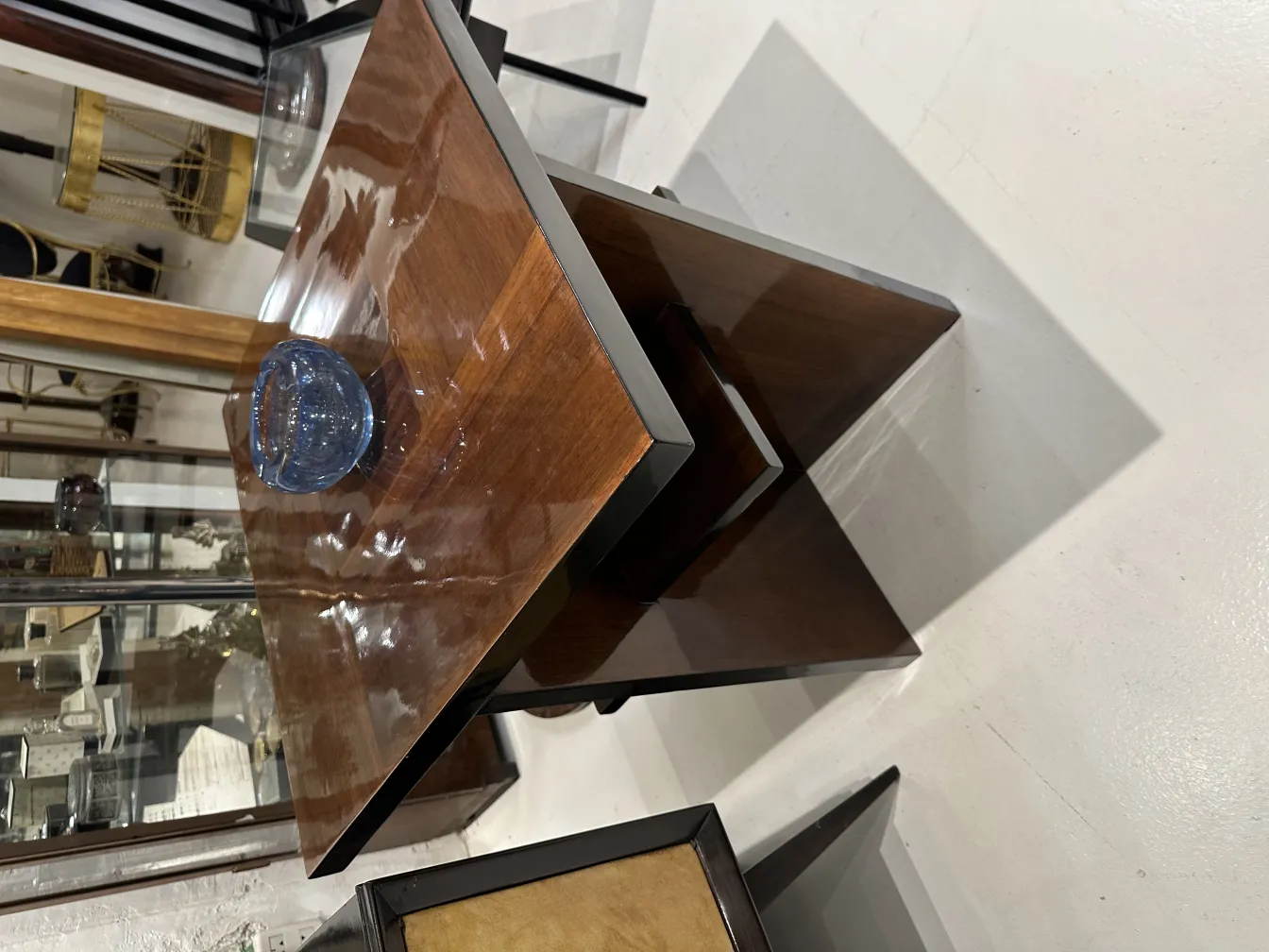 vetro di murano decorativo su tavolo in legno