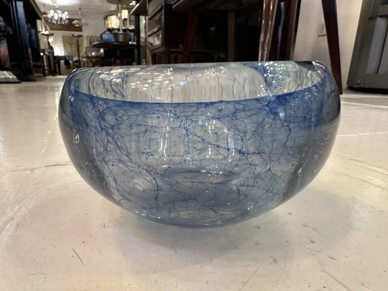 belle pièce en verre bleu avec des stries subtiles dans un environnement ancien