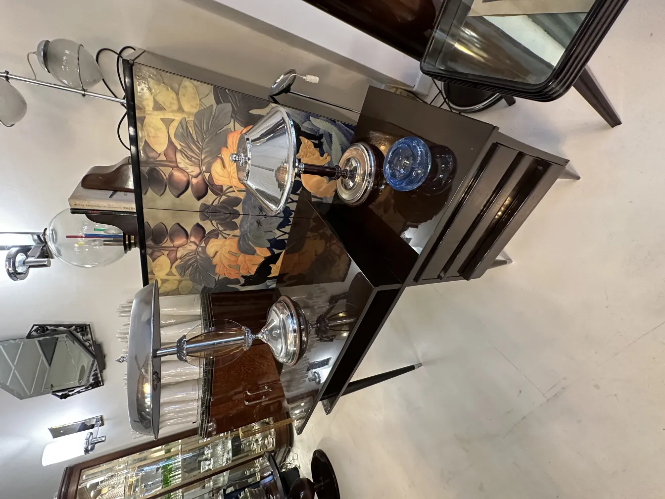 エレガントな環境にある古いムラノガラスの装飾品