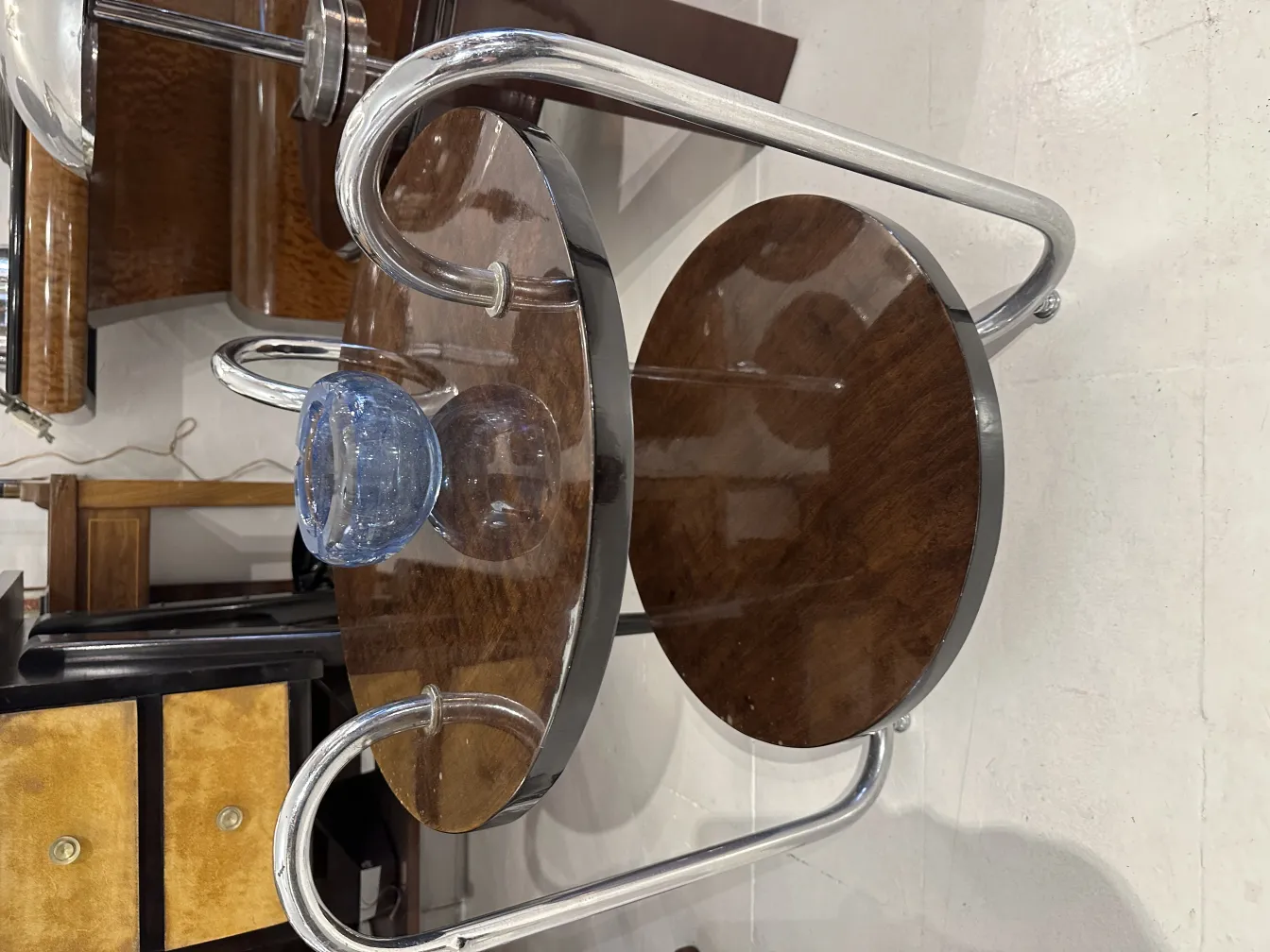 ancien cristal de murano bleu sur table moderne