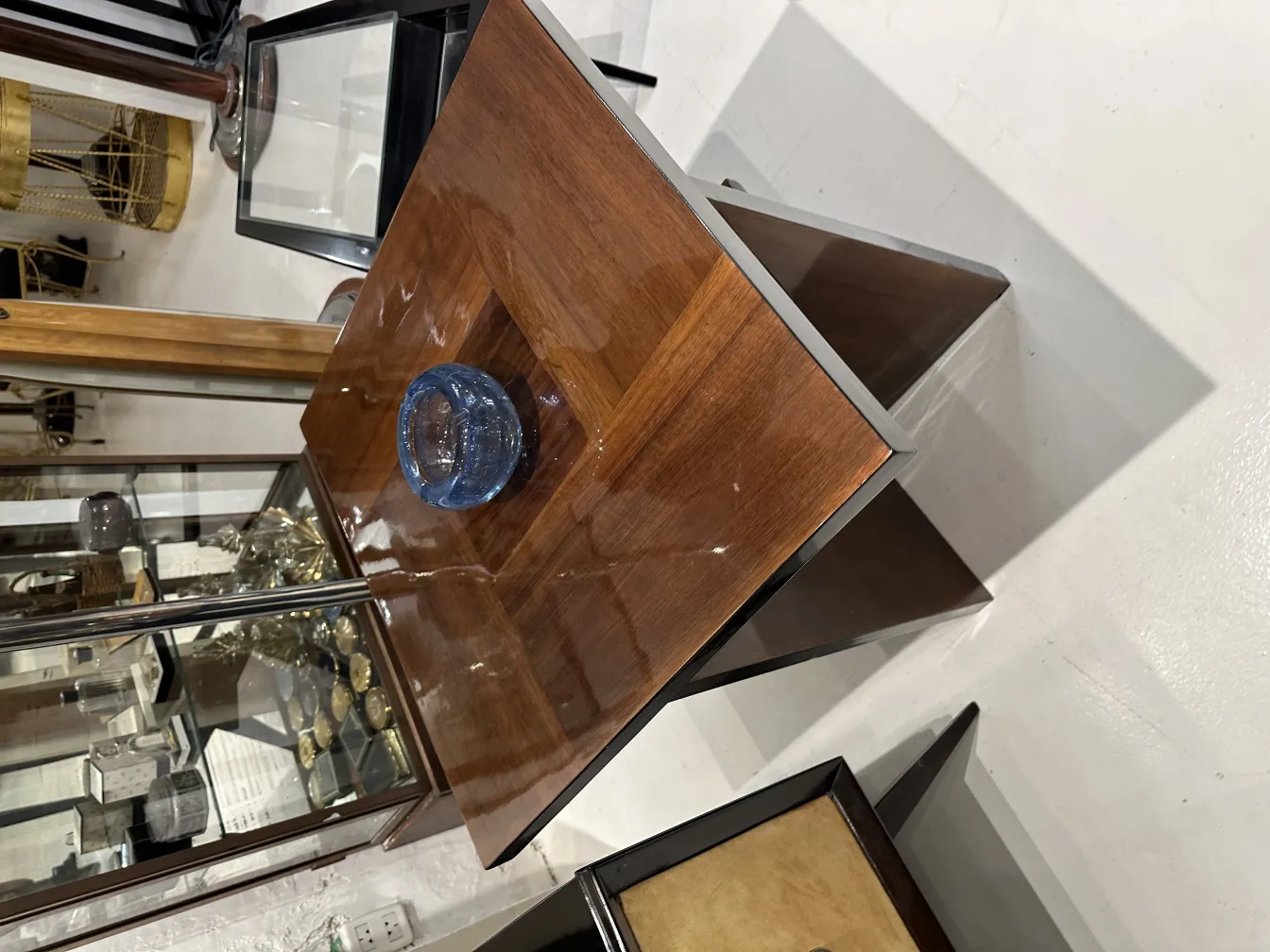 pezzo in vetro di murano blu su un tavolo in legno