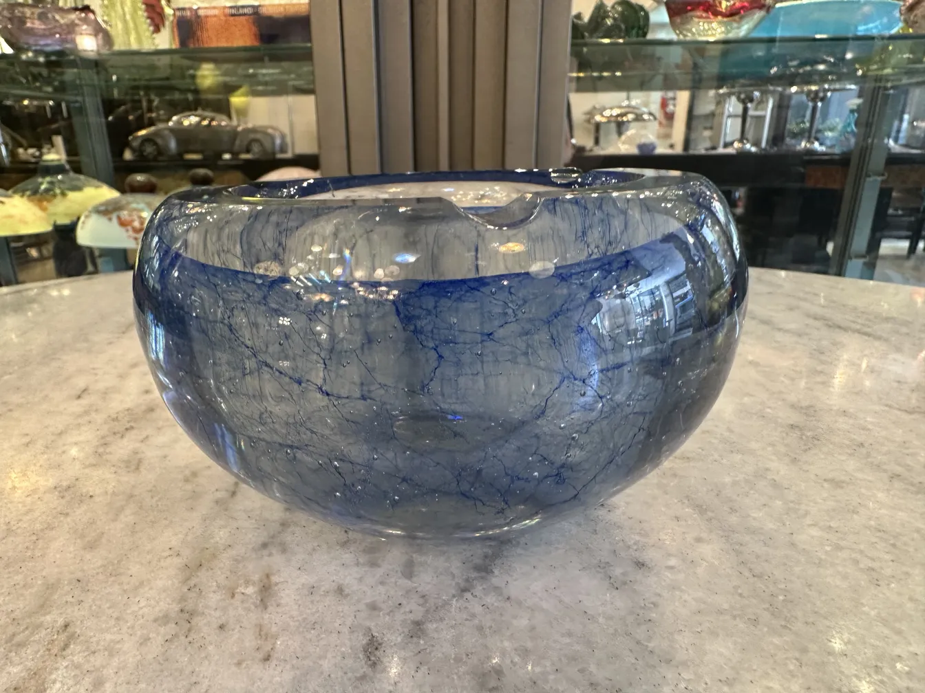bellissimo antico vetro di murano blu con decorazione sottile