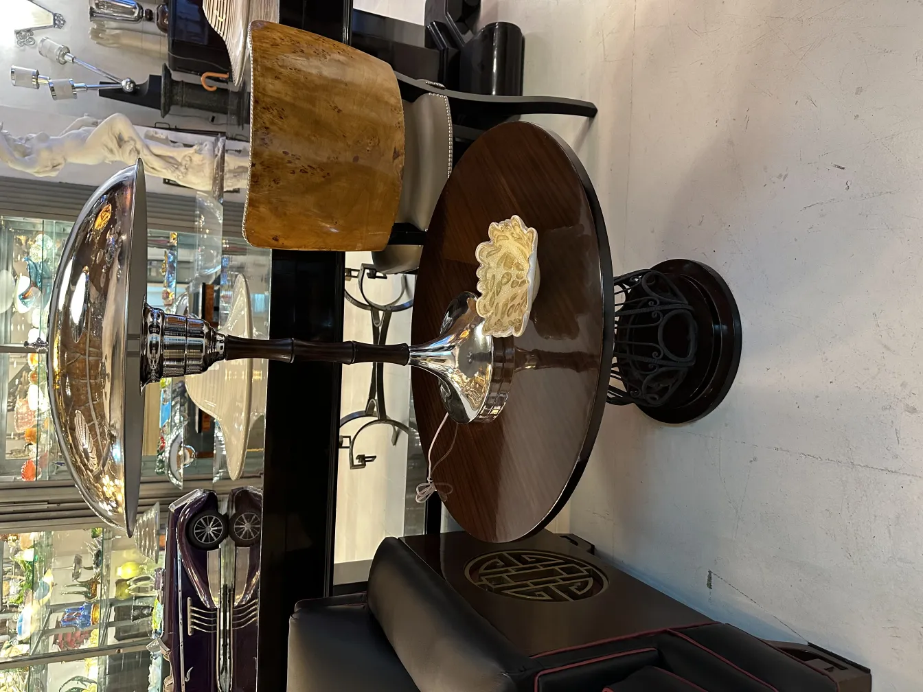 antike murano-glass dekoration auf einem eleganten tisch