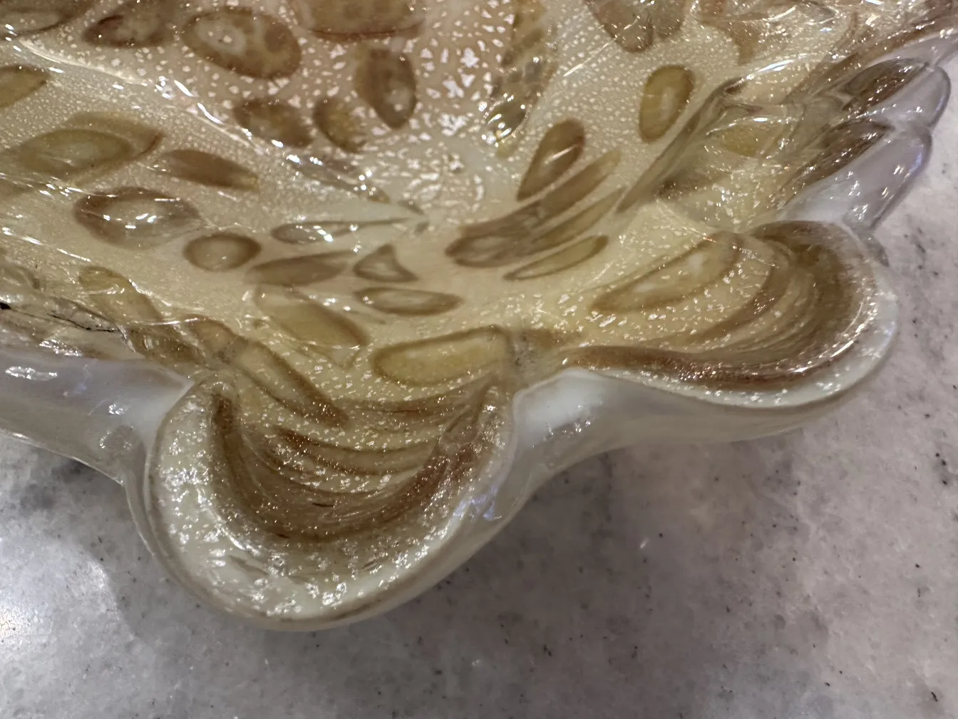 美しいムラノガラス、金色のディテール付き