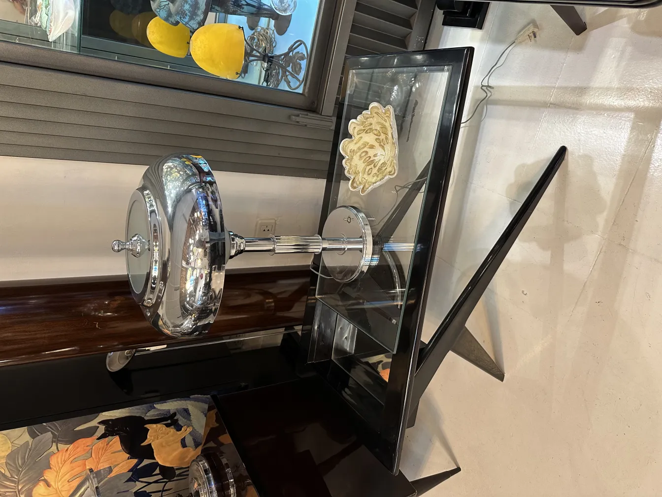 ancien cristal de murano avec une forme élégante et brillante