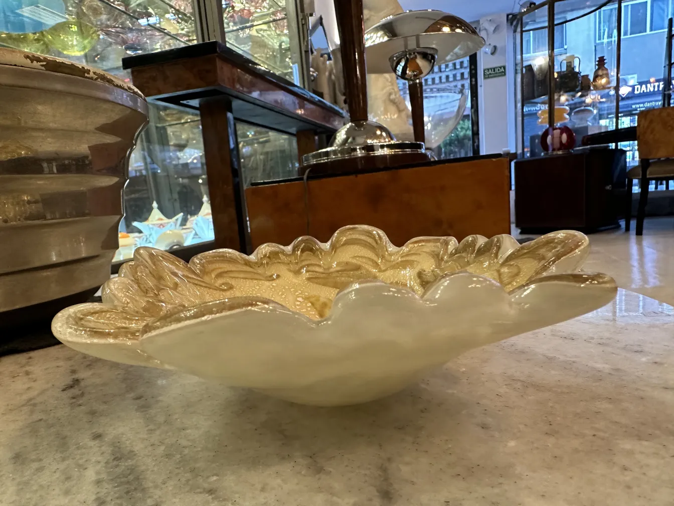 decorativa pieza de cristal de murano con diseño ondulado