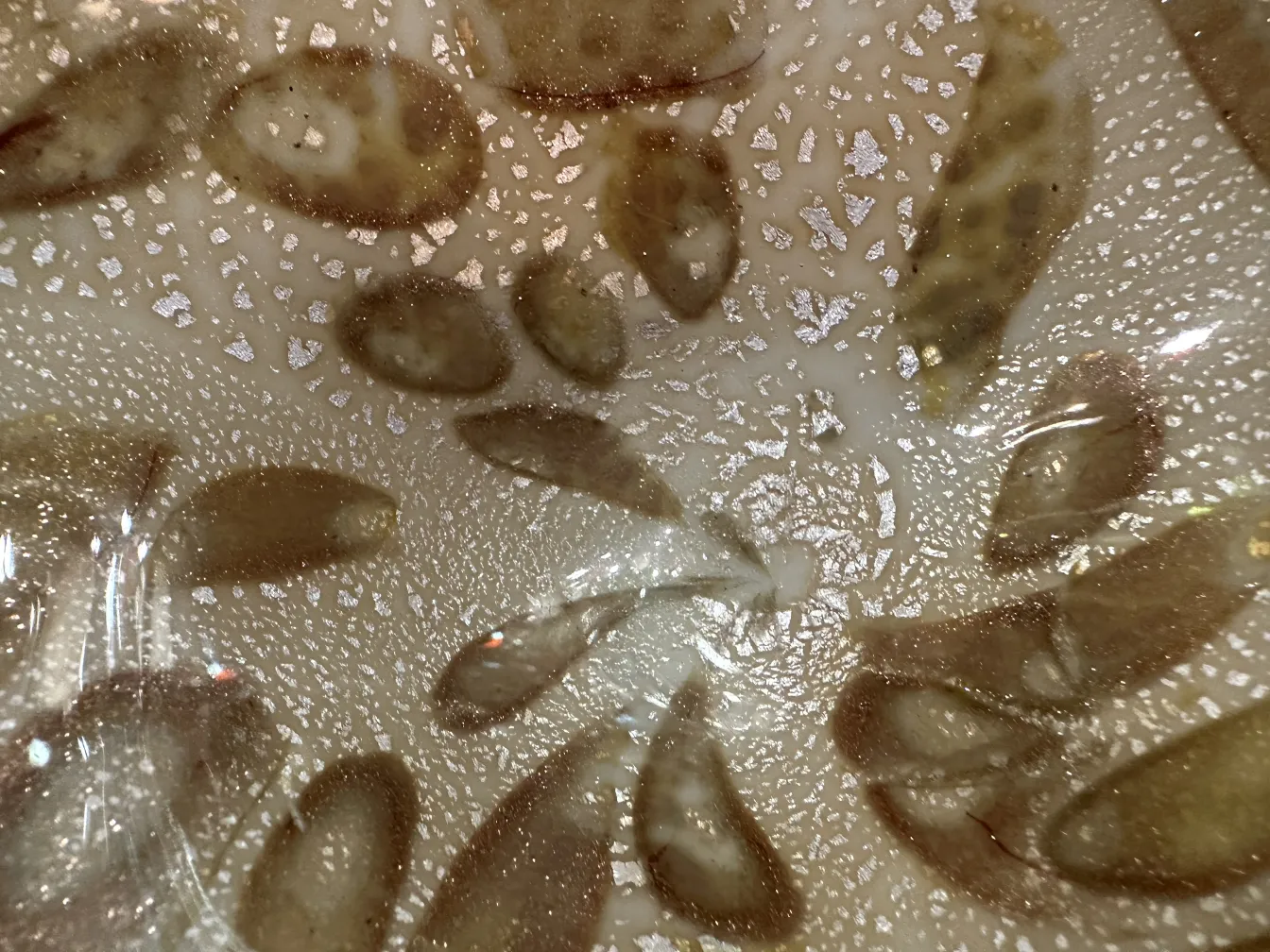 diseño de cristal de murano con formas orgánicas en tonos beige