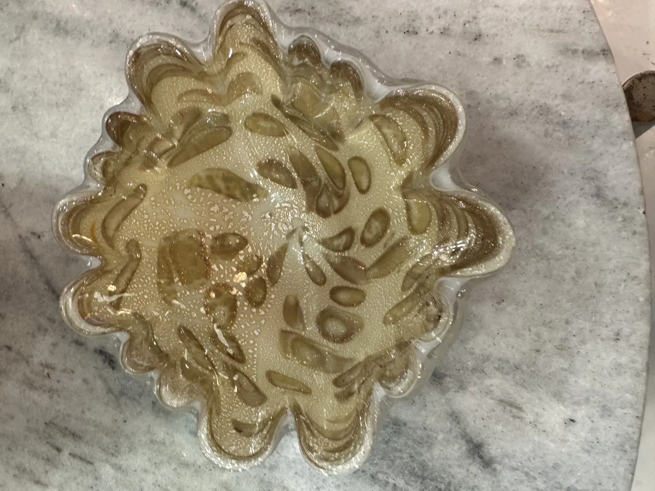 dekoratives Murano-Glasstück mit wellenförmigem Design und hellen Tönen