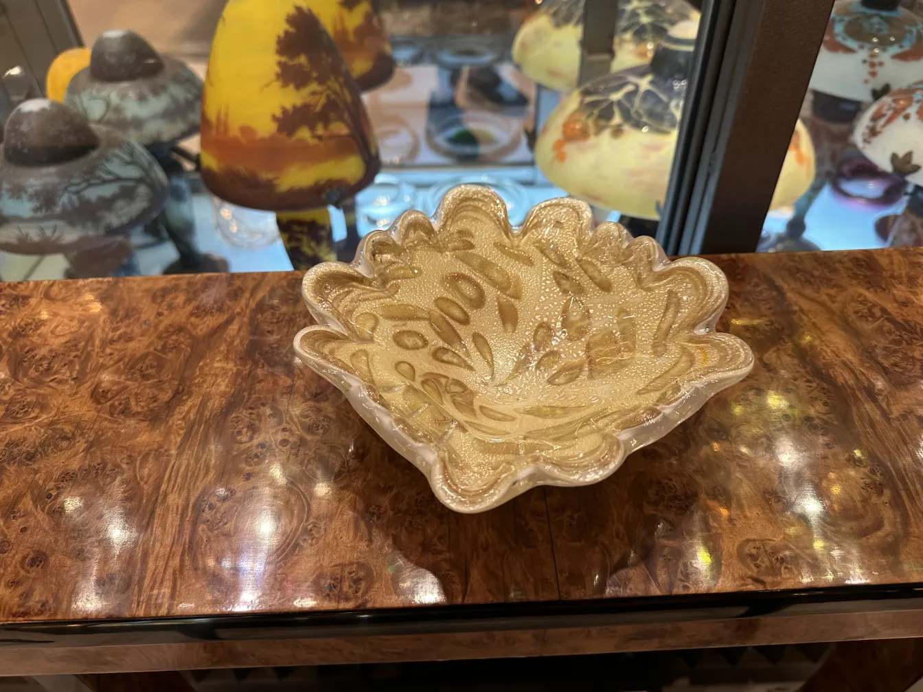 bowl decorativo de cristal de murano con forma asimétrica y tonos claros en un ambiente elegante