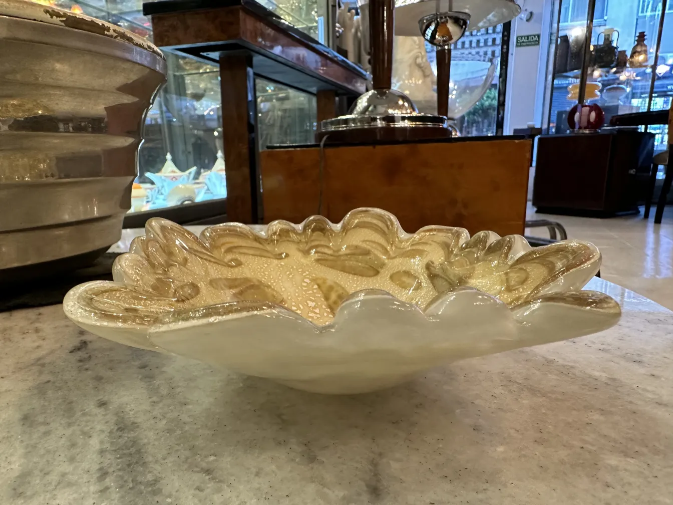 bowl antiguo de cristal de murano con diseño en tonos claros y detalles elegantes