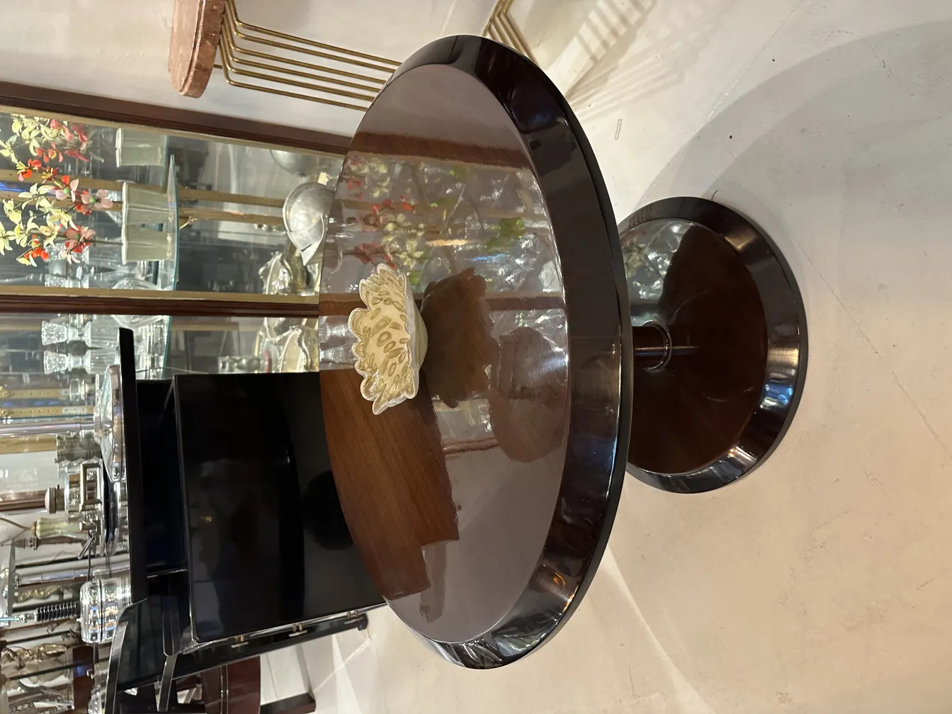 Antico vetro di Murano decorativo su un tavolo, brilla visibilmente