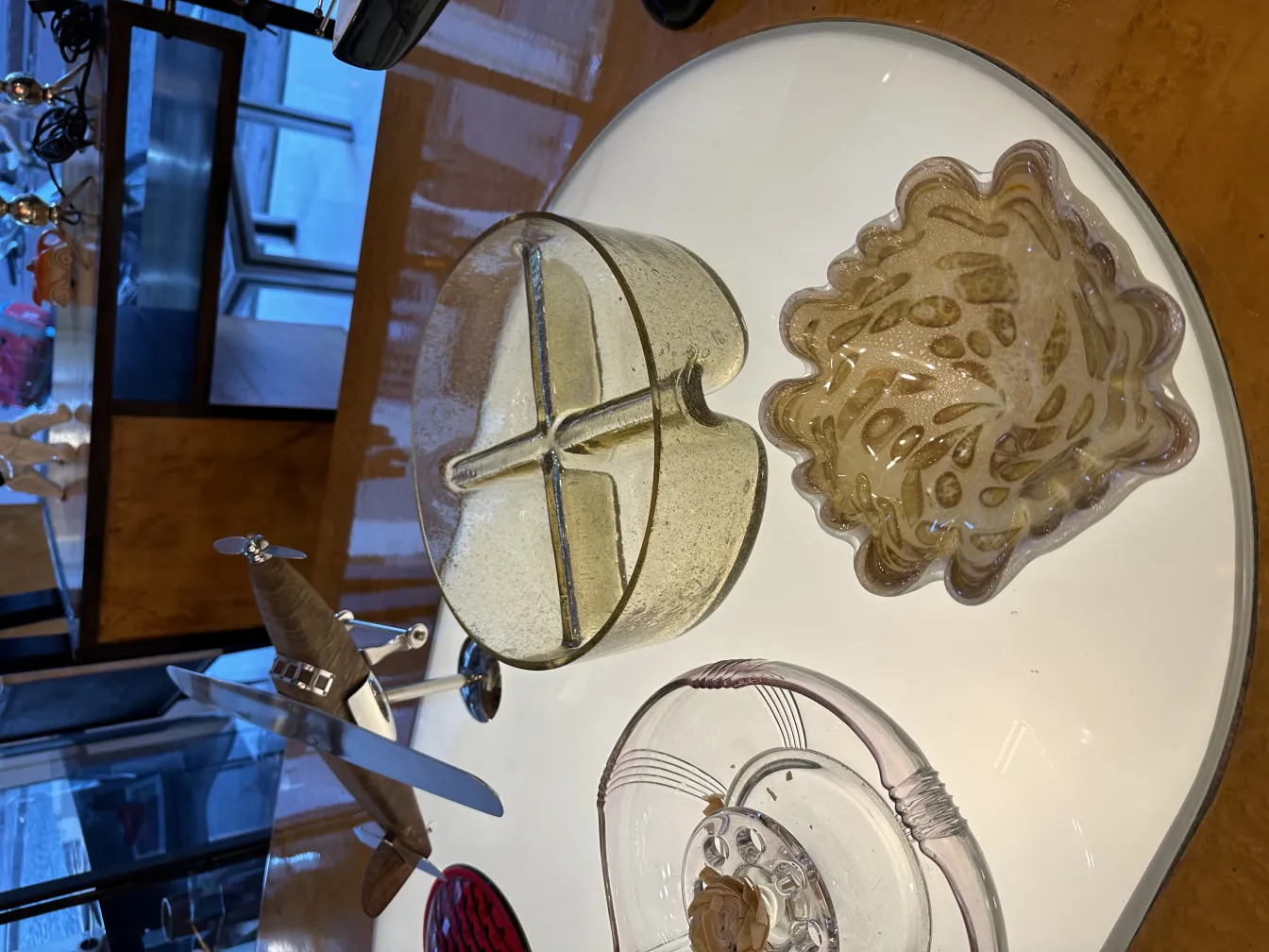 Antikes Murano-Glas mit dekorativem goldenen Muster.