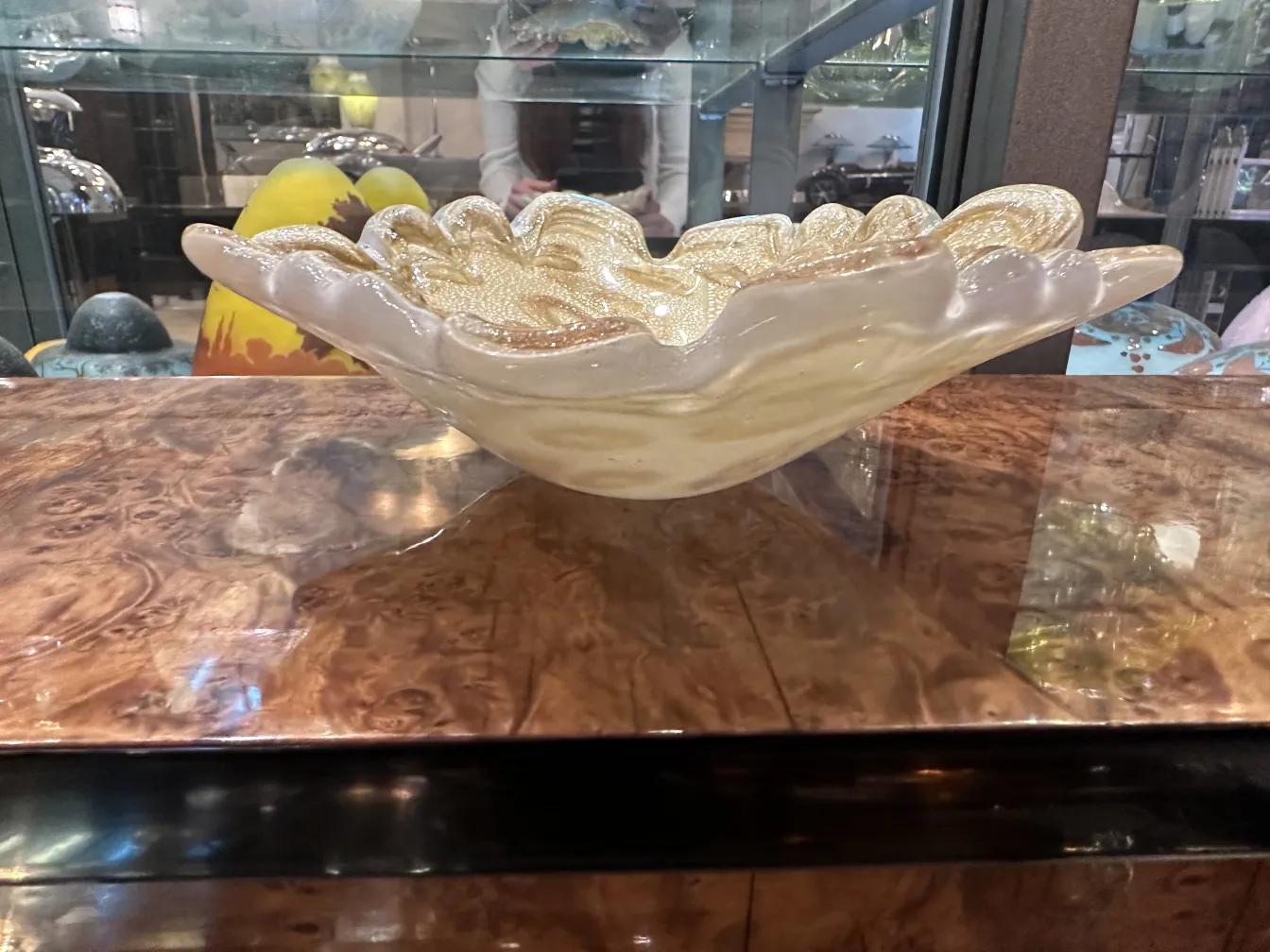 schönes murano-glas mit wellenförmigen goldenen Formen