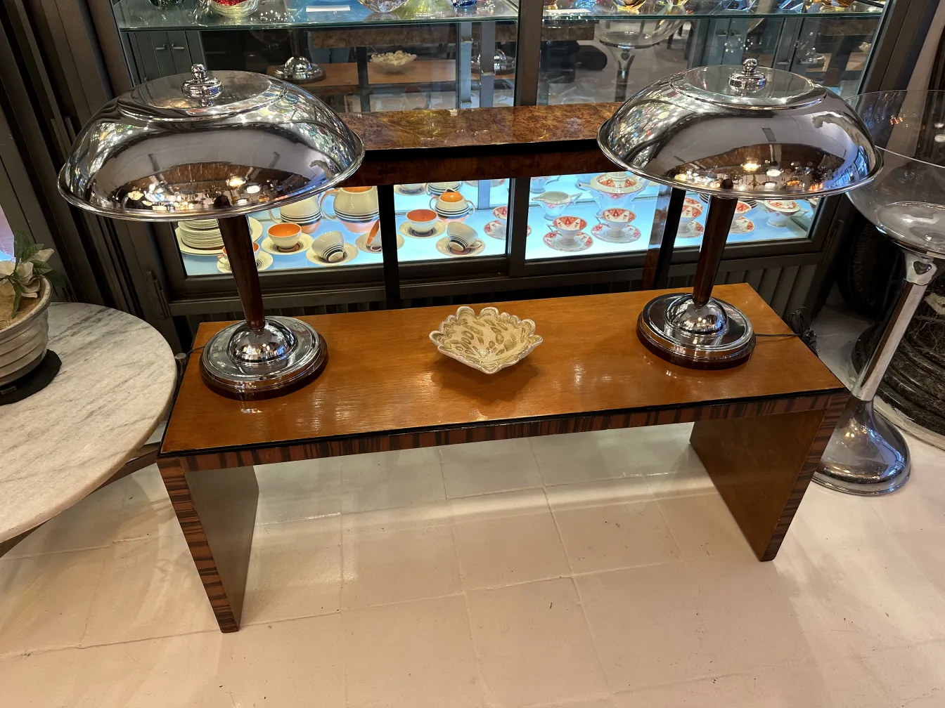 Ancien cristal de Murano décoratif sur table en bois