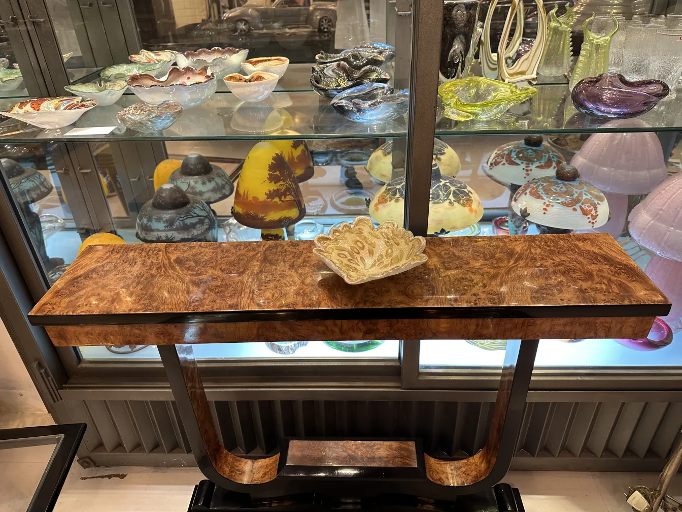 Bellissimo antico vetro di Murano decorativo su tavolo, circondato da altri oggetti