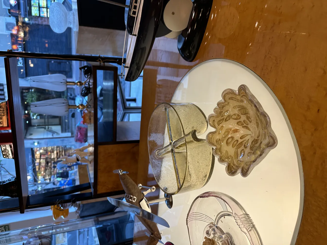 escultura de cristal de murano en una mesa de madera