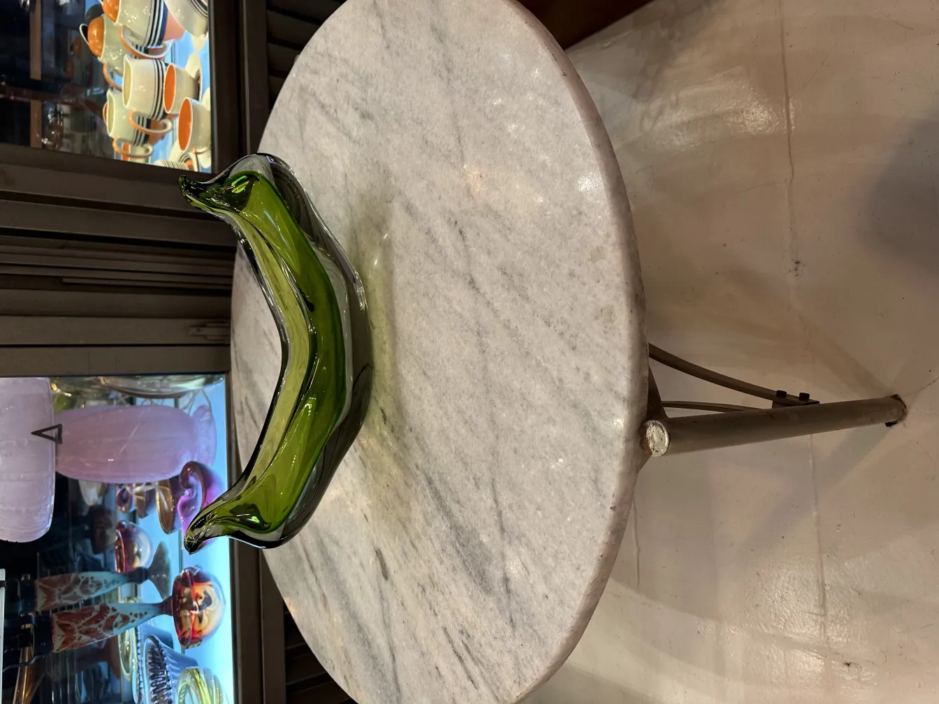 sculpture ovale décorative en cristal de murano de couleur verte sur une table