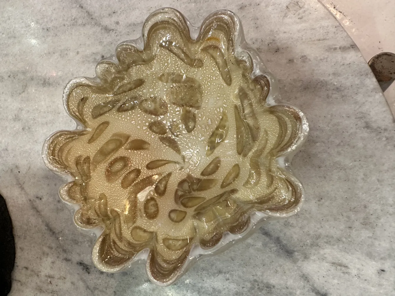 Peça decorativa de cristal de murano com formas onduladas e cores claras