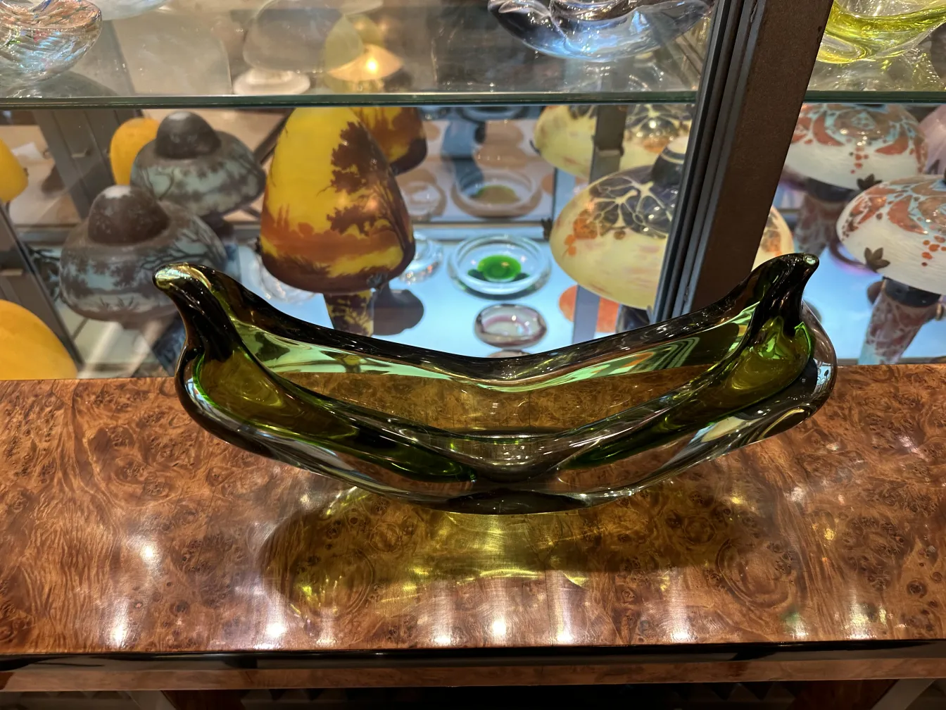 bonita antigüedad en forma de bote de cristal de murano verde con contorno