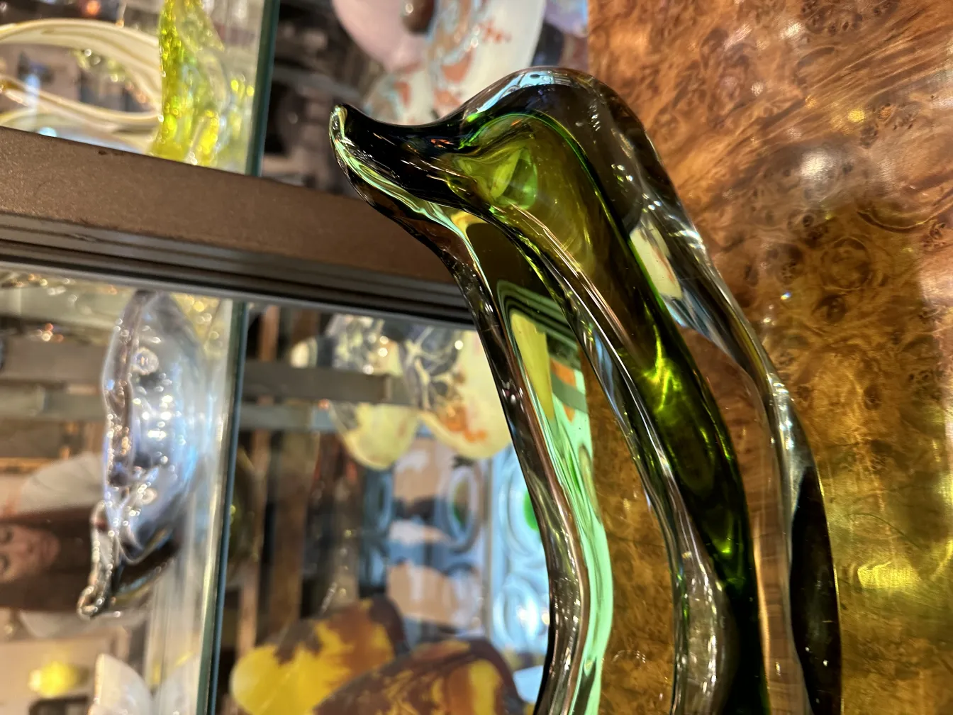 不同绿色调的穆拉诺玻璃，带有有机和光滑的形状。