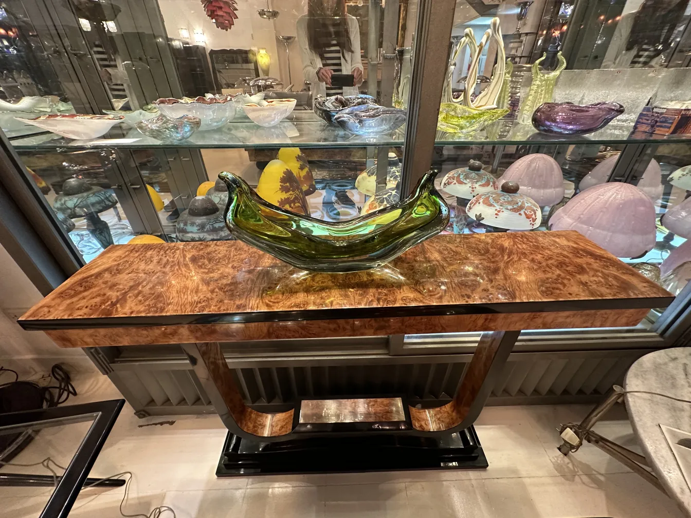 绿色穆拉诺玻璃装饰品置于木桌上