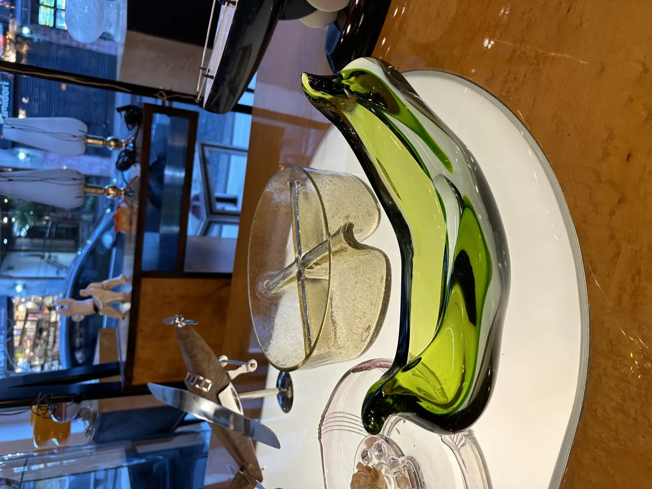 pezzo decorativo a forma di foglia in vetro di Murano, colori vivaci e finitura lucida