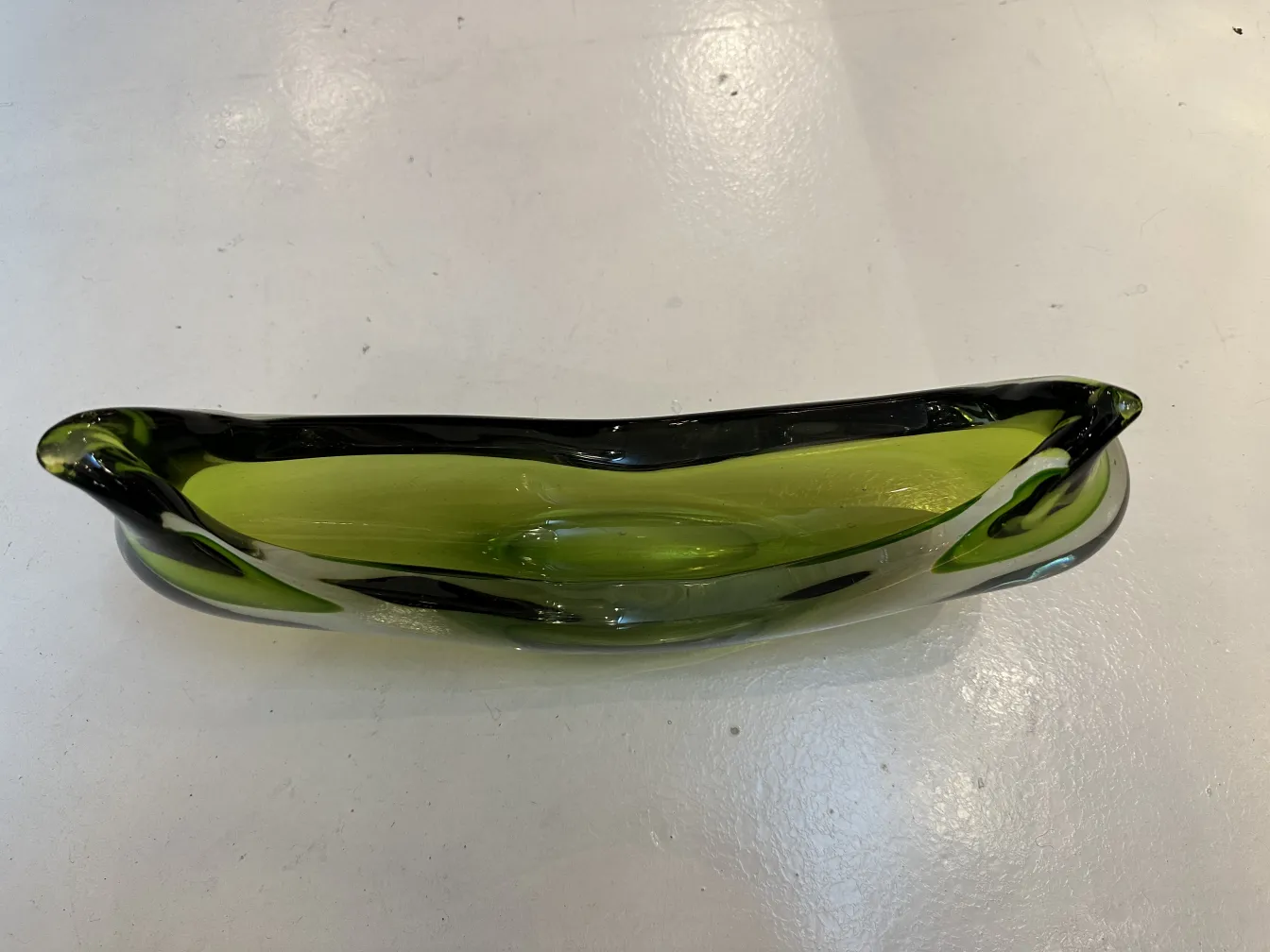 pezzo decorativo verde e nero in vetro di Murano a forma ondulata