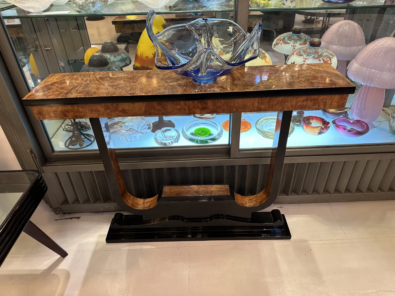 lindo antigo cristal de murano em forma ondulada na mesa