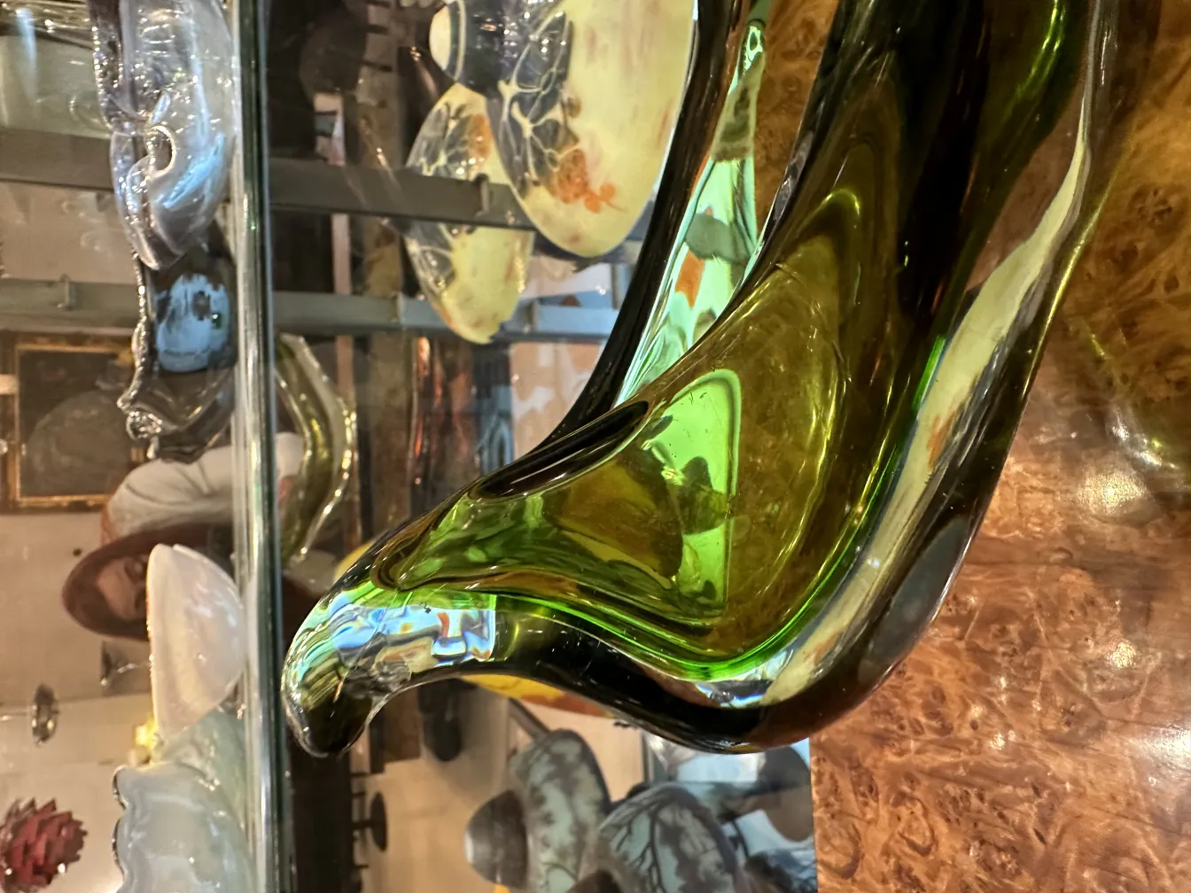 Antikes Murano-Glas mit grünen Details und eleganten Formen