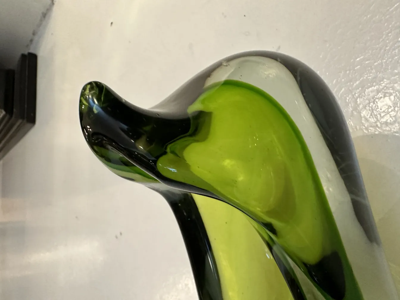 un elegante cristal de murano en tonos verdes y negros con forma estilizada