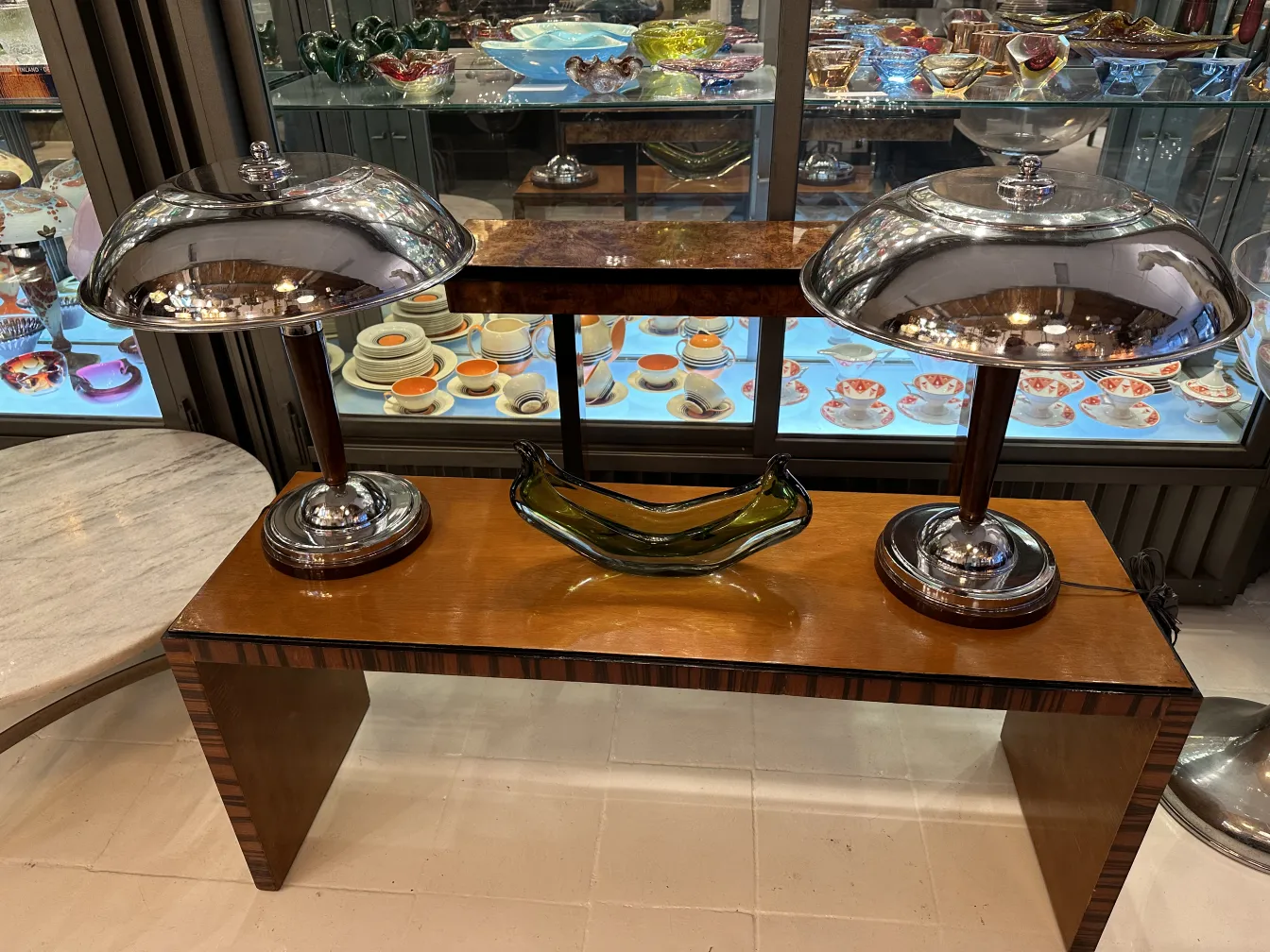 古老的穆拉诺玻璃装饰品，优雅的形状和绿色