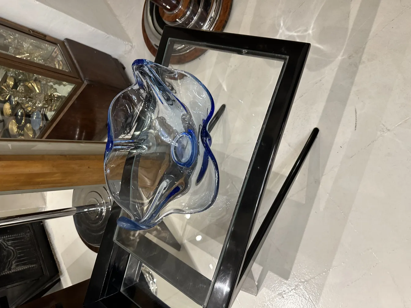 linda antiguidade de cristal de murano decorada com detalhes azuis